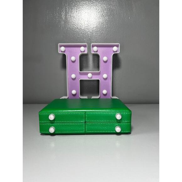 Brandon Blackwood
Slim Trunk
True Green Leather w/ Silver Hardware - Picture 5 of 8